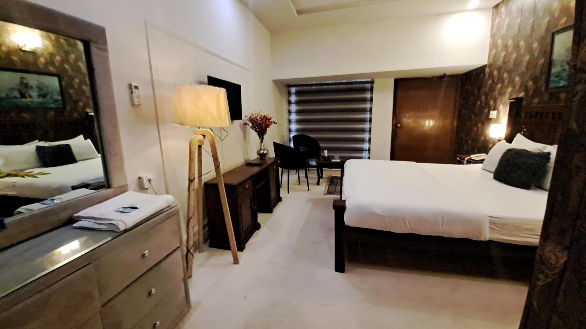 The Life Style Lodges Opp Centaurus Mall Islamabad Exterior photo